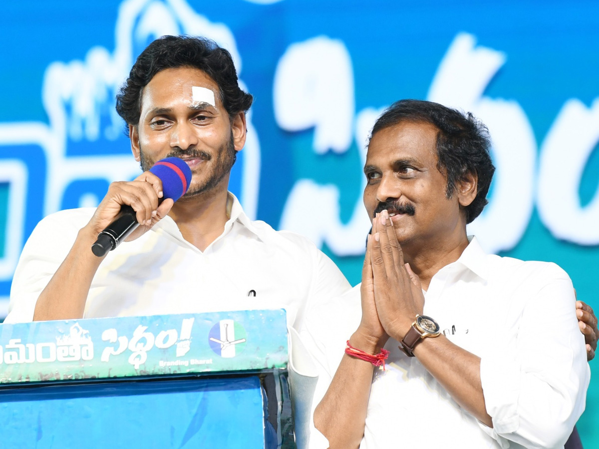 CM YS Jagan Memantha Siddham Bus Yatra Public Meeting At Kakinada Photos - Sakshi19