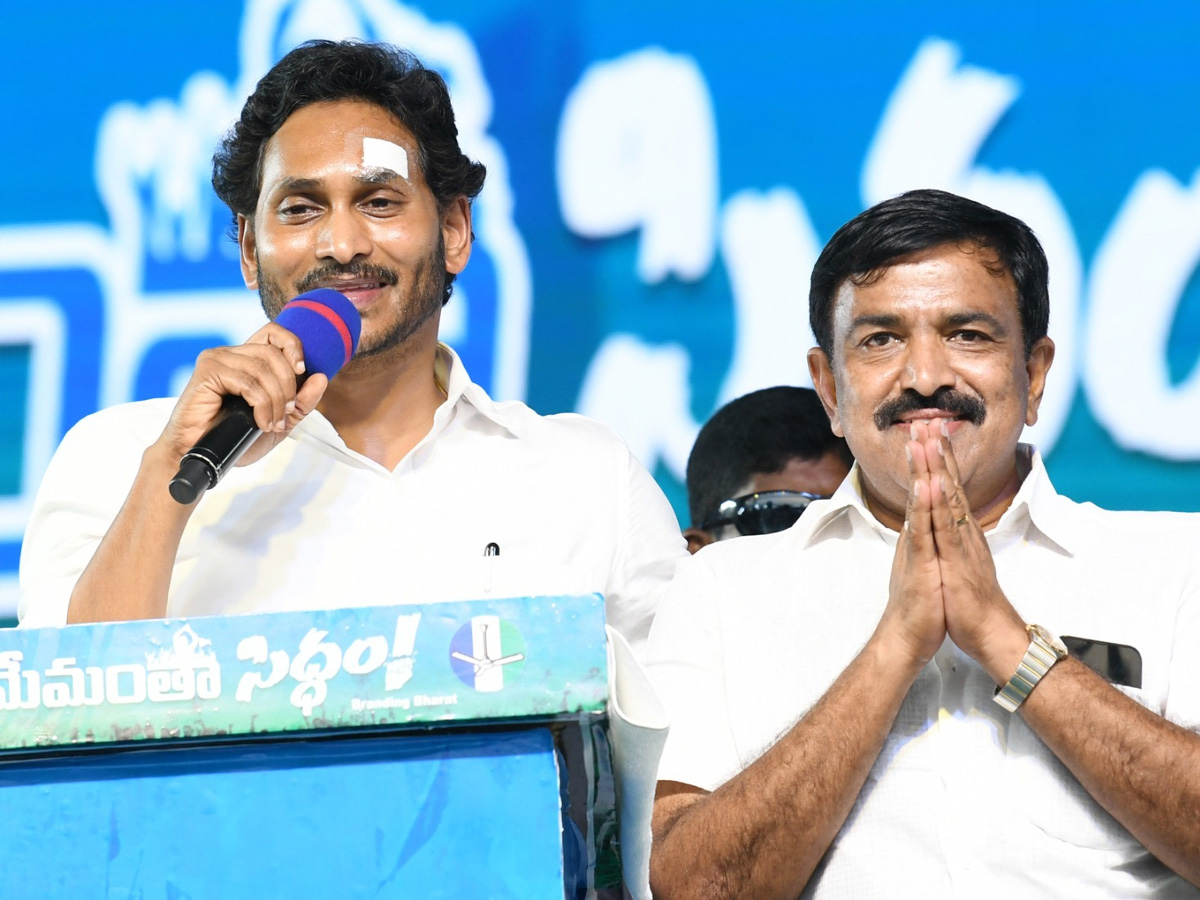 CM YS Jagan Memantha Siddham Bus Yatra Public Meeting At Kakinada Photos - Sakshi20