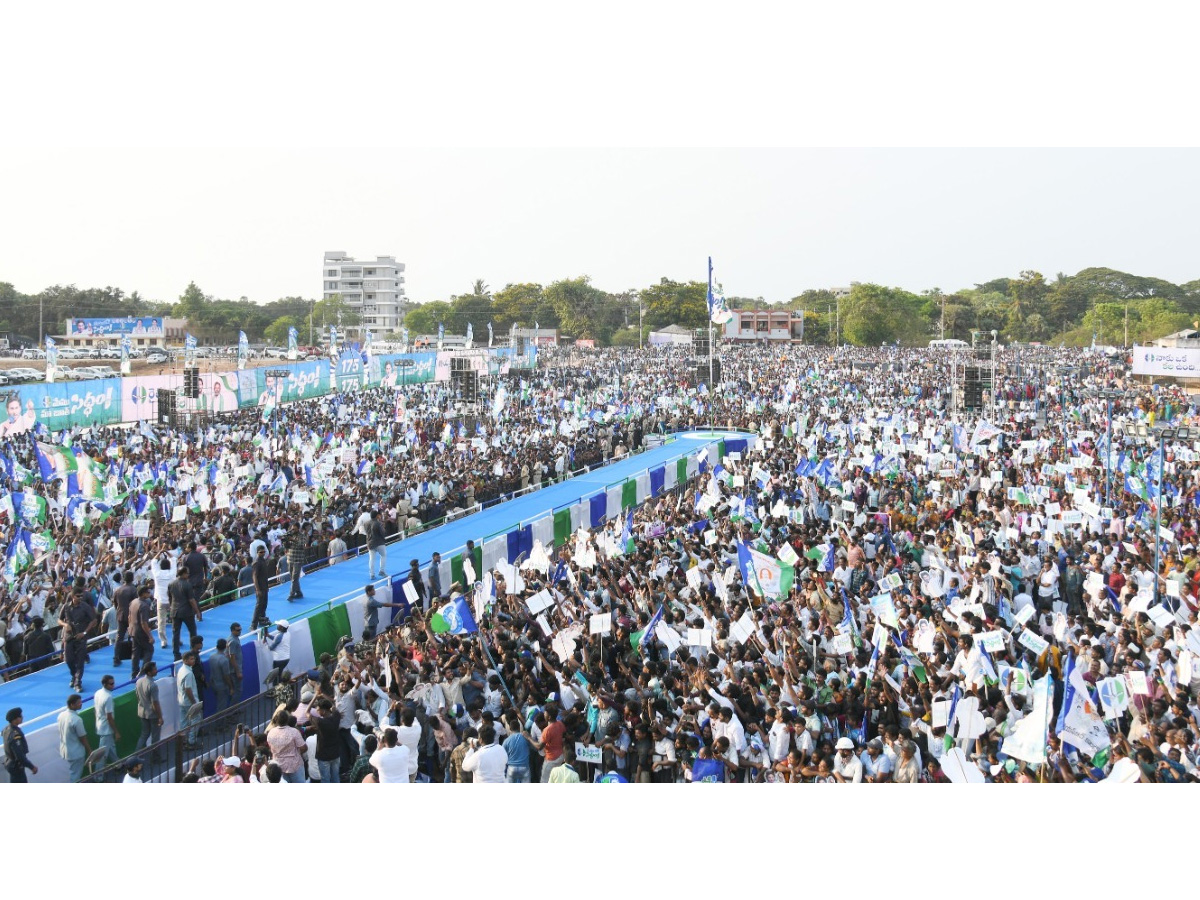 CM YS Jagan Memantha Siddham Bus Yatra Public Meeting At Kakinada Photos - Sakshi3