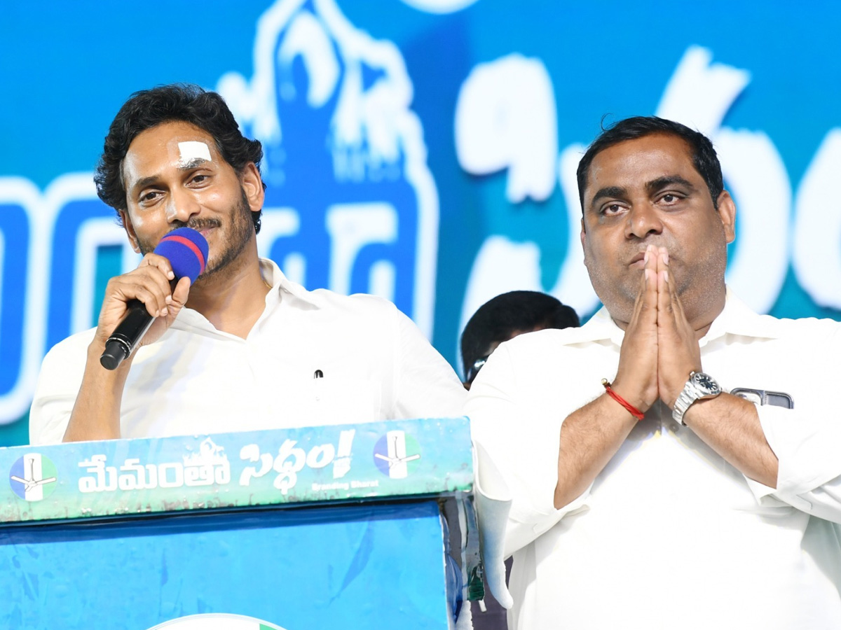 CM YS Jagan Memantha Siddham Bus Yatra Public Meeting At Kakinada Photos - Sakshi22