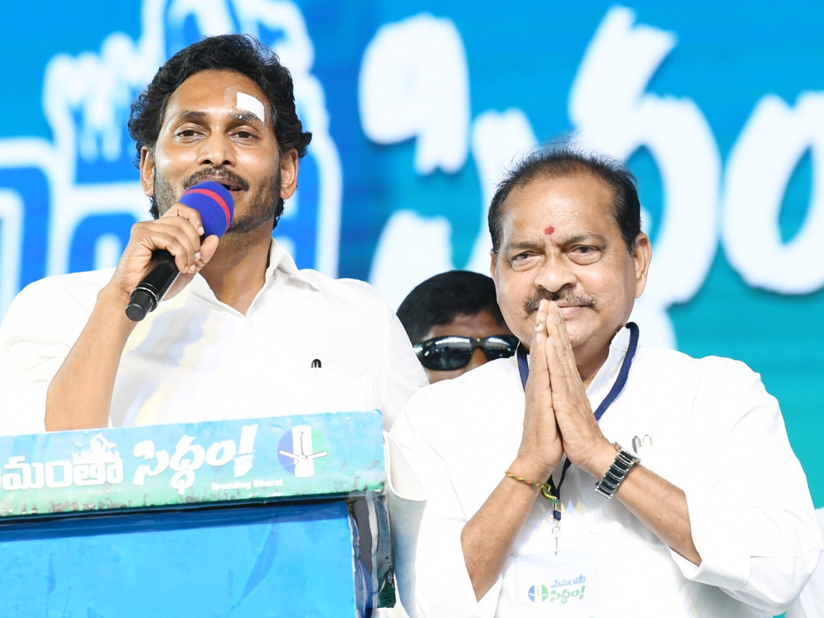 CM YS Jagan Memantha Siddham Bus Yatra Public Meeting At Kakinada Photos - Sakshi23