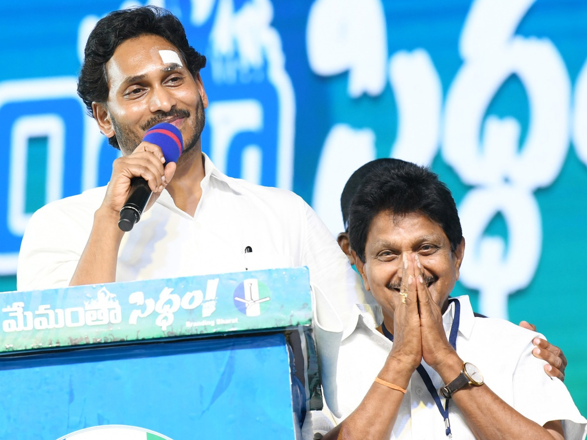 CM YS Jagan Memantha Siddham Bus Yatra Public Meeting At Kakinada Photos - Sakshi25