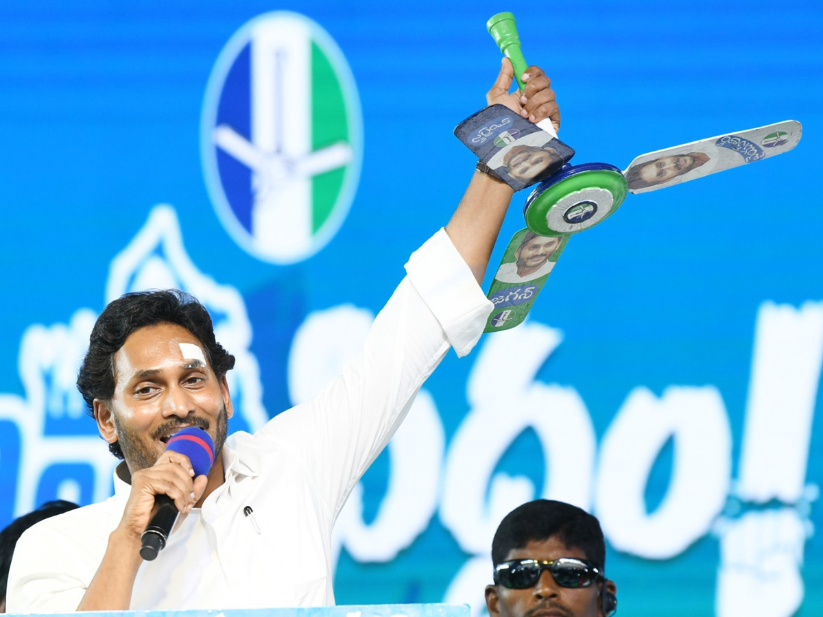 CM YS Jagan Memantha Siddham Bus Yatra Public Meeting At Kakinada Photos - Sakshi26