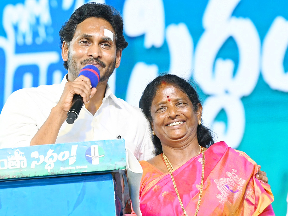 CM YS Jagan Memantha Siddham Bus Yatra Public Meeting At Kakinada Photos - Sakshi27