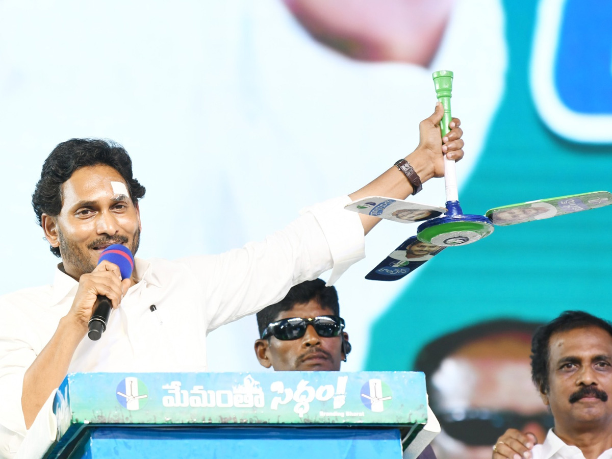 CM YS Jagan Memantha Siddham Bus Yatra Public Meeting At Kakinada Photos - Sakshi29