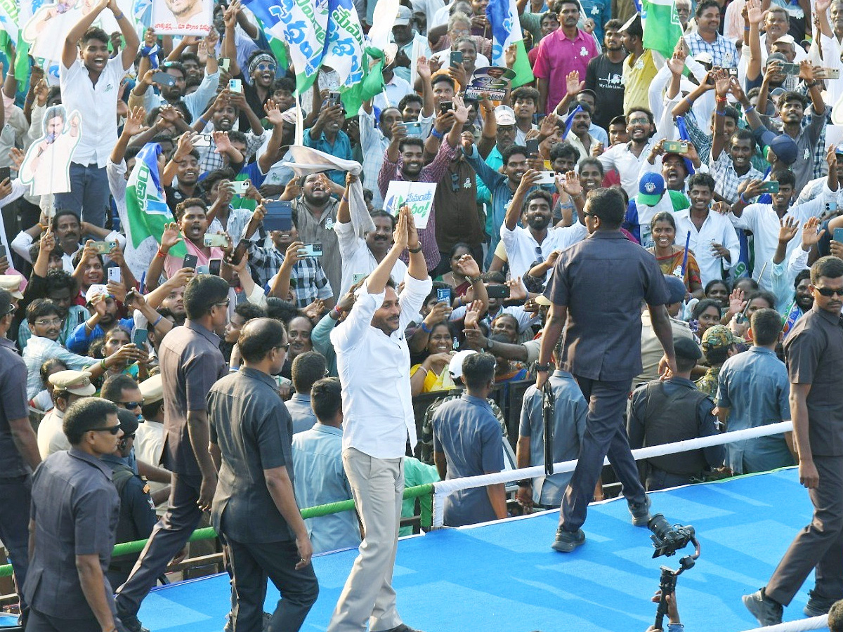 CM YS Jagan Memantha Siddham Bus Yatra Public Meeting At Kakinada Photos - Sakshi4