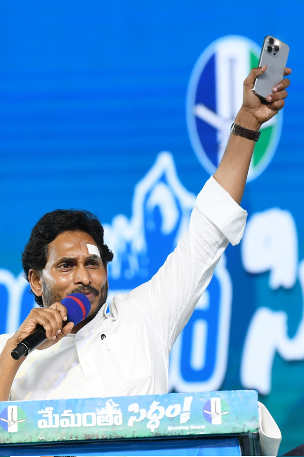 CM YS Jagan Memantha Siddham Bus Yatra Public Meeting At Kakinada Photos - Sakshi31