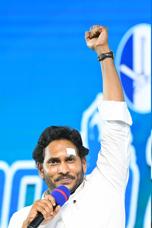 CM YS Jagan Memantha Siddham Bus Yatra Public Meeting At Kakinada Photos - Sakshi32