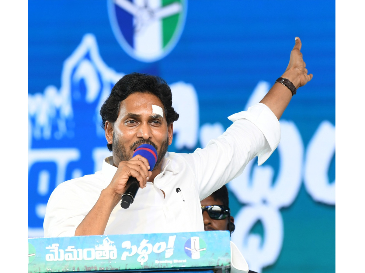 CM YS Jagan Memantha Siddham Bus Yatra Public Meeting At Kakinada Photos - Sakshi33