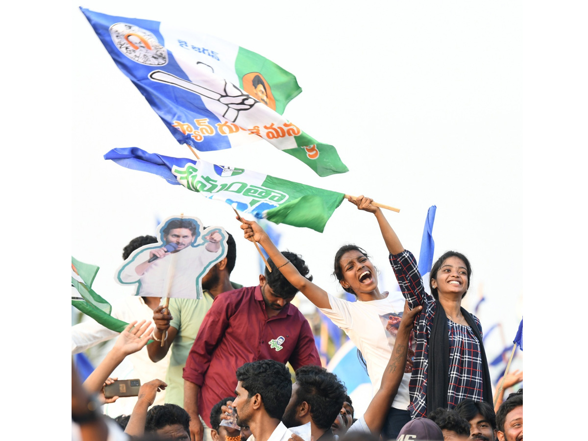 CM YS Jagan Memantha Siddham Bus Yatra Public Meeting At Kakinada Photos - Sakshi34