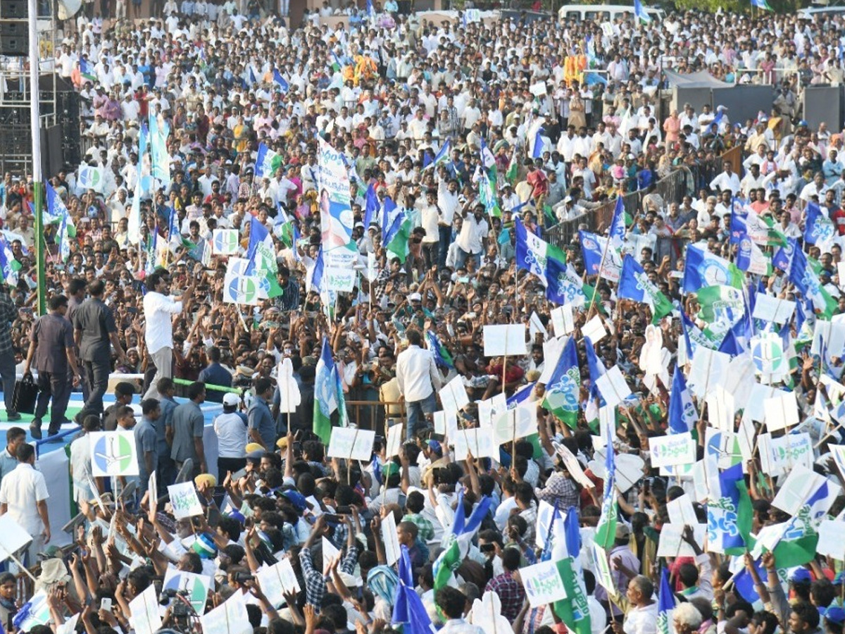 CM YS Jagan Memantha Siddham Bus Yatra Public Meeting At Kakinada Photos - Sakshi5