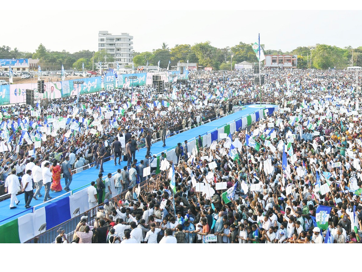 CM YS Jagan Memantha Siddham Bus Yatra Public Meeting At Kakinada Photos - Sakshi6