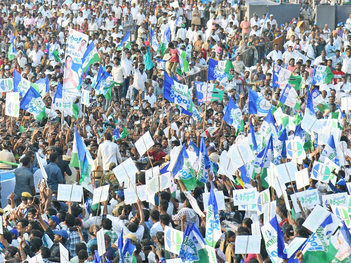 CM YS Jagan Memantha Siddham Bus Yatra Public Meeting At Kakinada Photos - Sakshi7