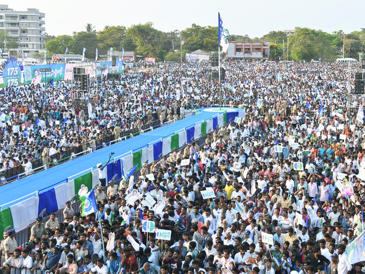 CM YS Jagan Memantha Siddham Bus Yatra Public Meeting At Kakinada Photos - Sakshi8