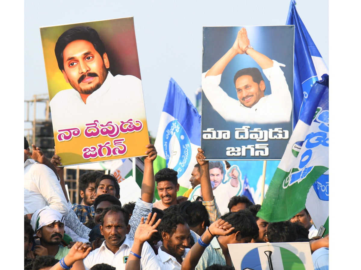 CM YS Jagan Memantha Siddham Bus Yatra Public Meeting At Kakinada Photos - Sakshi9