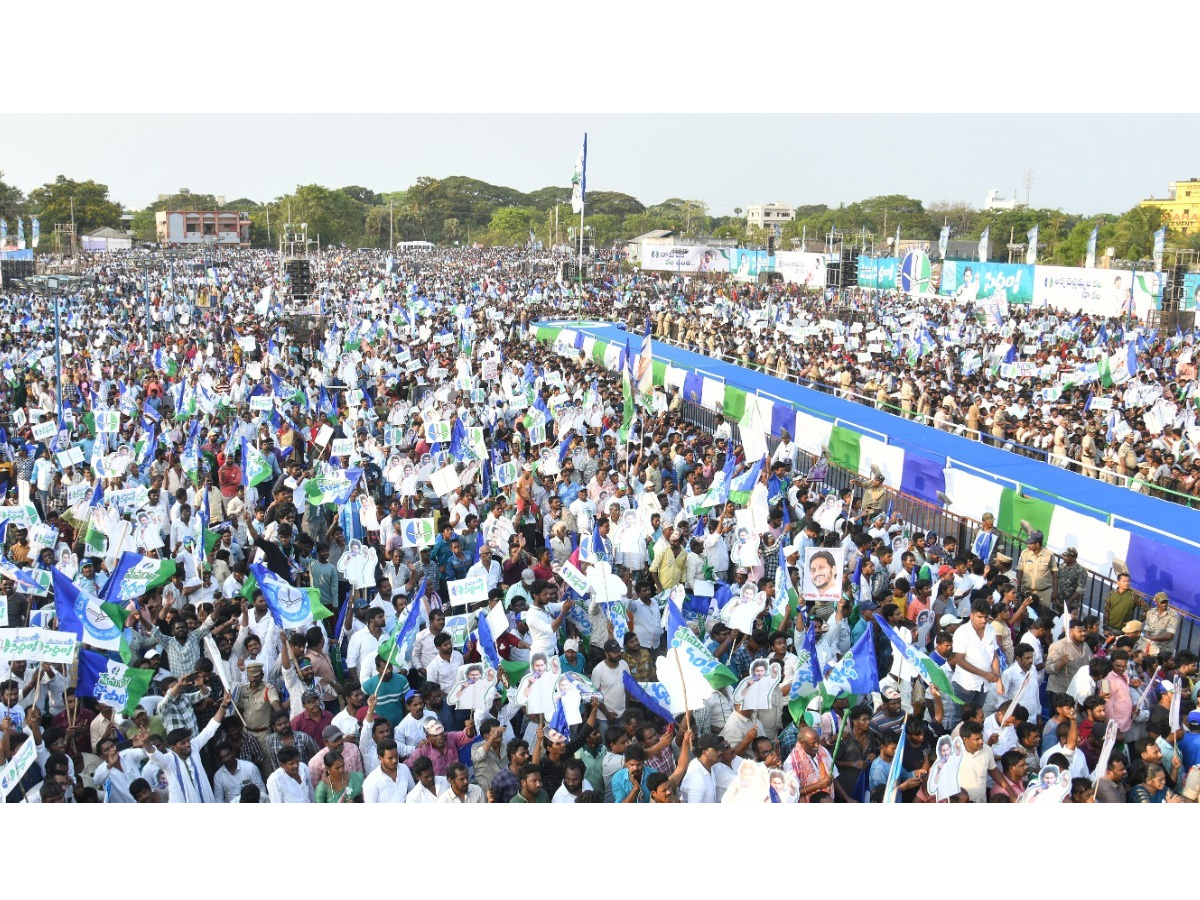 CM YS Jagan Memantha Siddham Bus Yatra Public Meeting At Kakinada Photos - Sakshi10