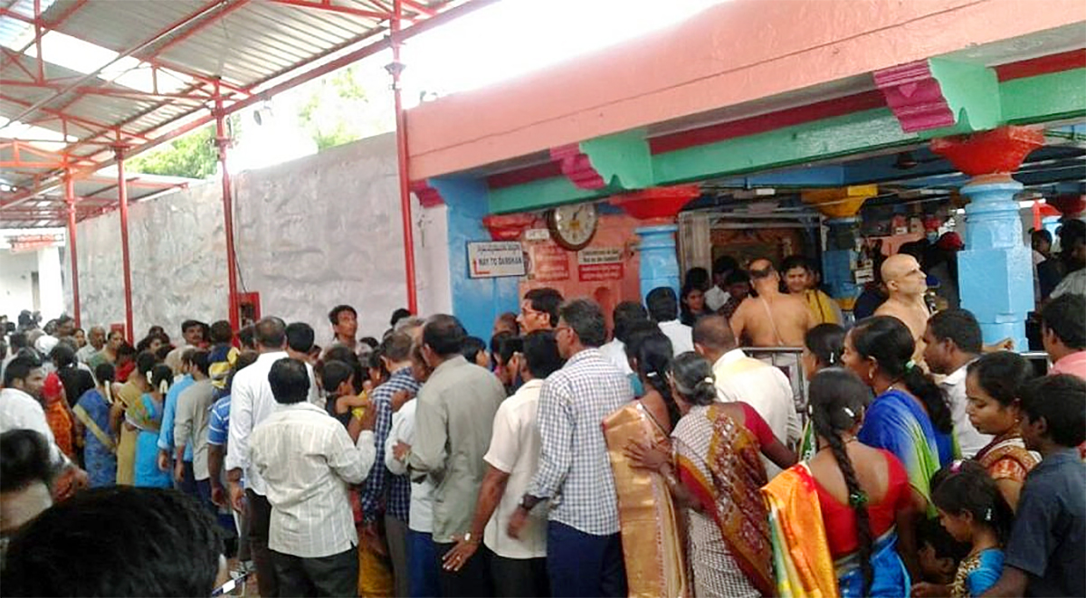 Devotees Rush To Chilkur Balaji Temple For Garuda Prasadam - Sakshi10