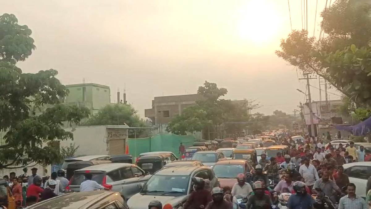 Devotees Rush To Chilkur Balaji Temple For Garuda Prasadam - Sakshi11