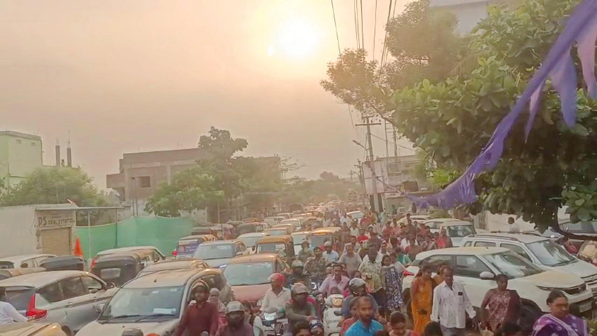 Devotees Rush To Chilkur Balaji Temple For Garuda Prasadam - Sakshi13