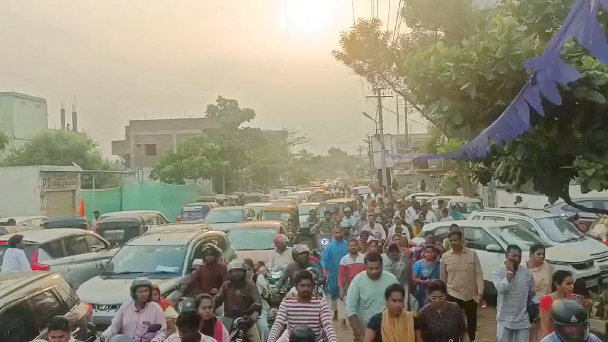 Devotees Rush To Chilkur Balaji Temple For Garuda Prasadam - Sakshi14