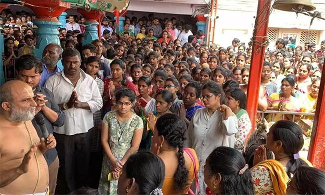 Devotees Rush To Chilkur Balaji Temple For Garuda Prasadam - Sakshi2