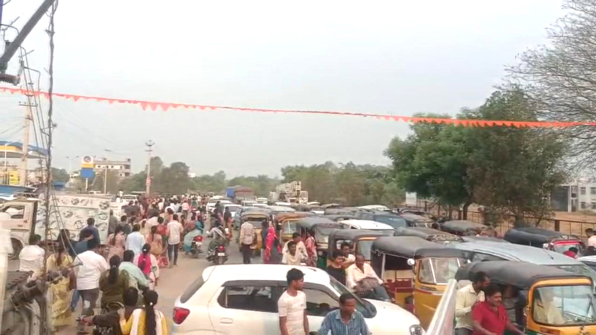 Devotees Rush To Chilkur Balaji Temple For Garuda Prasadam - Sakshi3