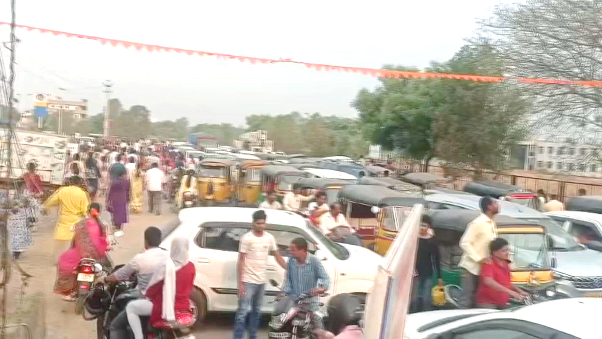 Devotees Rush To Chilkur Balaji Temple For Garuda Prasadam - Sakshi5