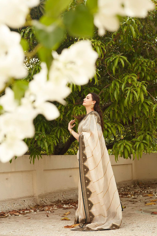 Dia Mirza Rekhi Shines Like A Queen In White Saree - Sakshi9