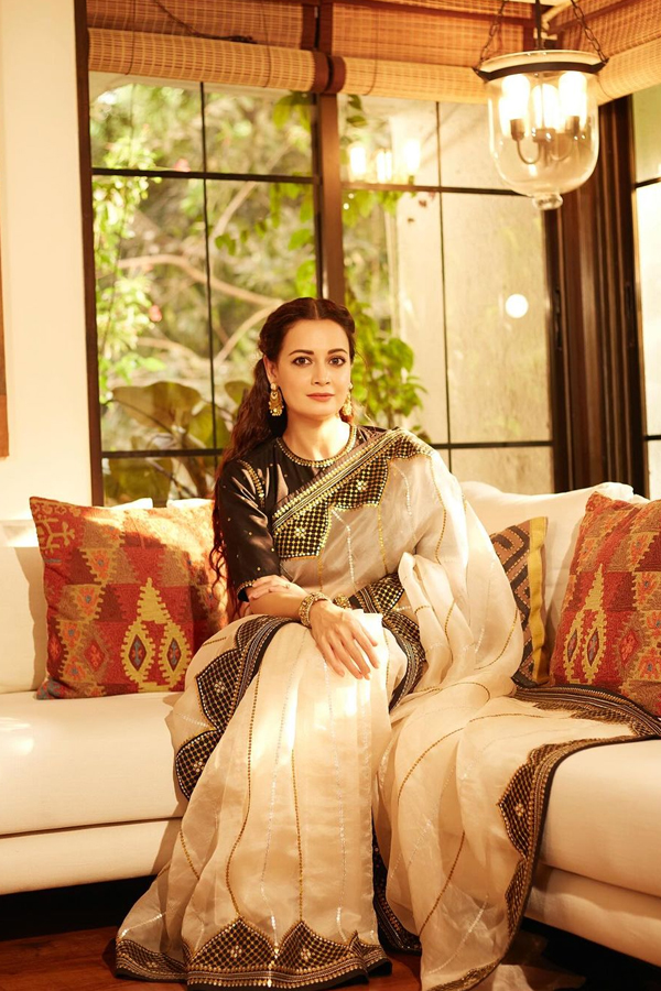 Dia Mirza Rekhi Shines Like A Queen In White Saree - Sakshi10