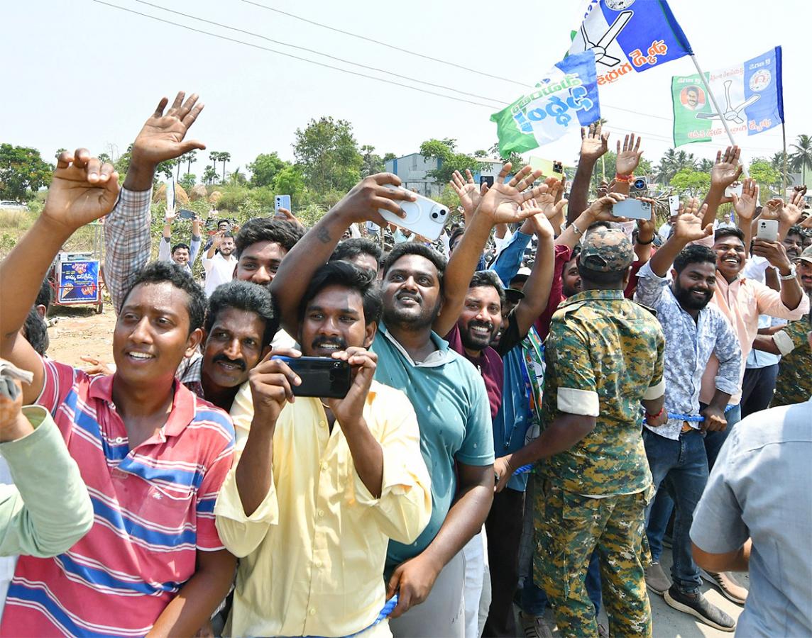 YS Jagan Memantha Siddham at EastGodavari Photos - Sakshi10