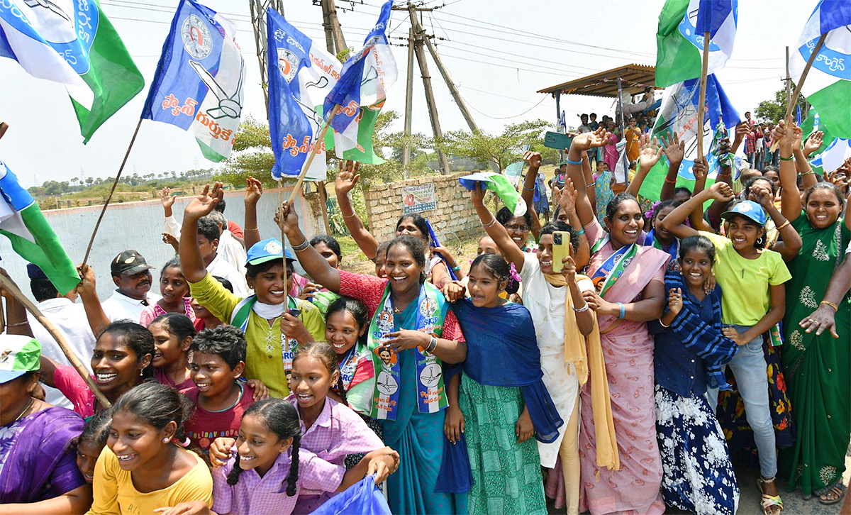 YS Jagan Memantha Siddham at EastGodavari Photos - Sakshi26