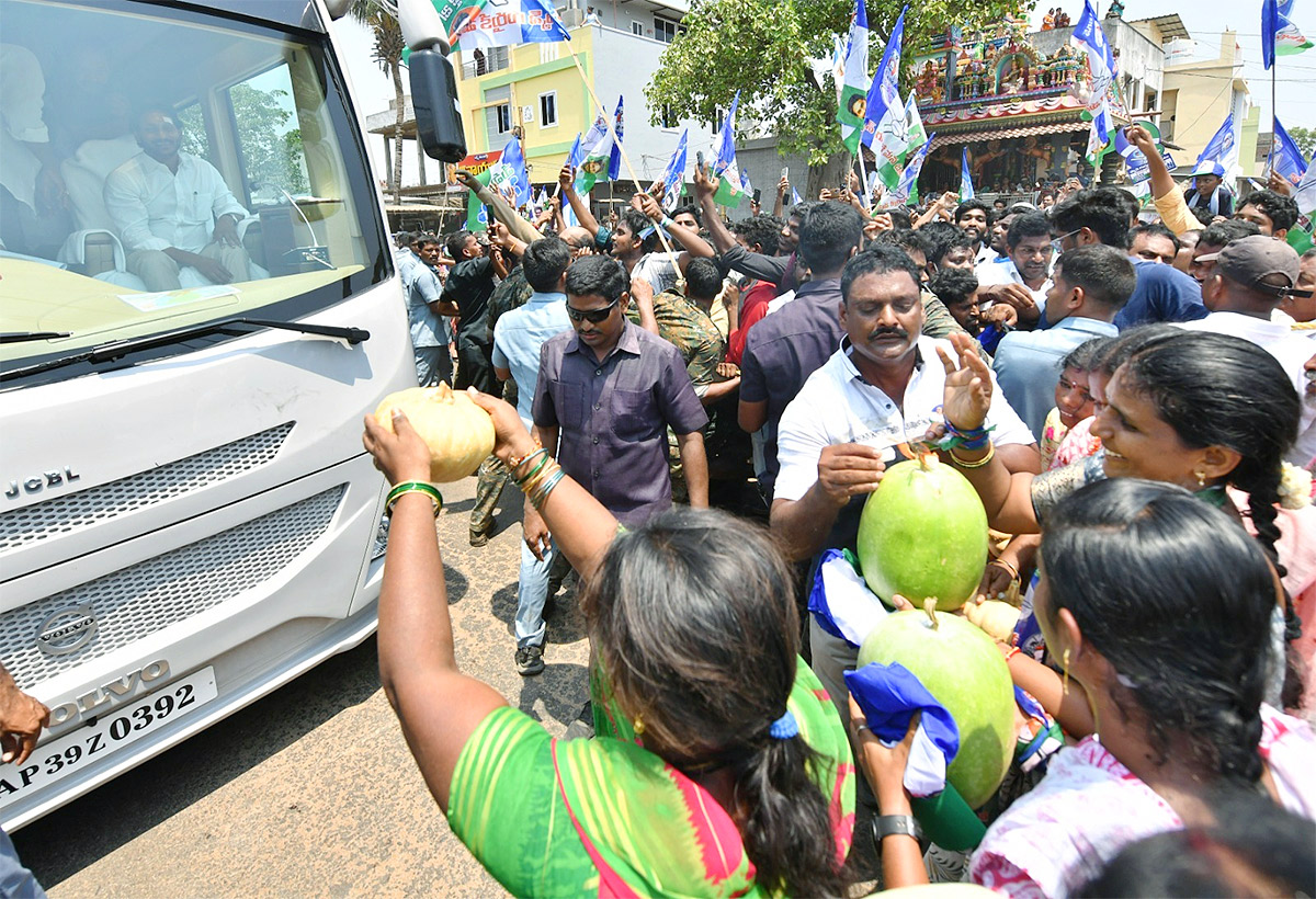 YS Jagan Memantha Siddham at EastGodavari Photos - Sakshi32