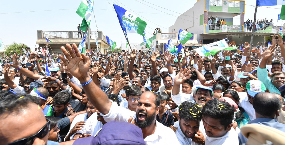 YS Jagan Mohan Reddy Memantha Siddham Bus Yatra Day 6 At Annamayya District: Photos - Sakshi22