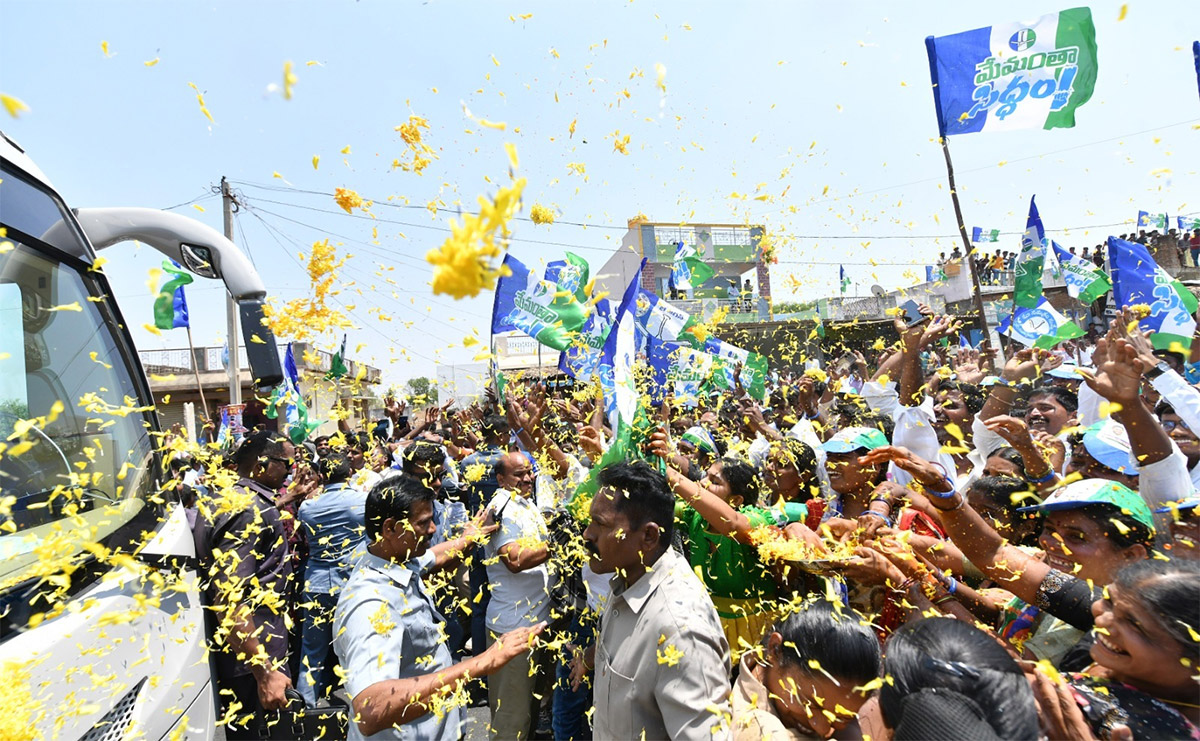 YS Jagan Mohan Reddy Memantha Siddham Bus Yatra Day 6 At Annamayya District: Photos - Sakshi26