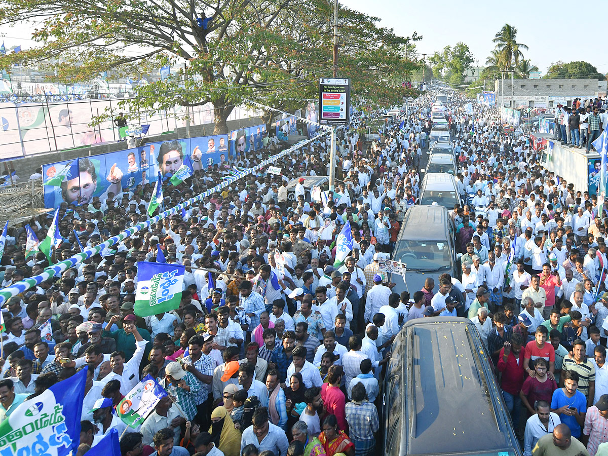 AP CM Y.S Jagan Mohan Reddy At Madanapalle Memantha Siddham Public Meeting Photos - Sakshi15