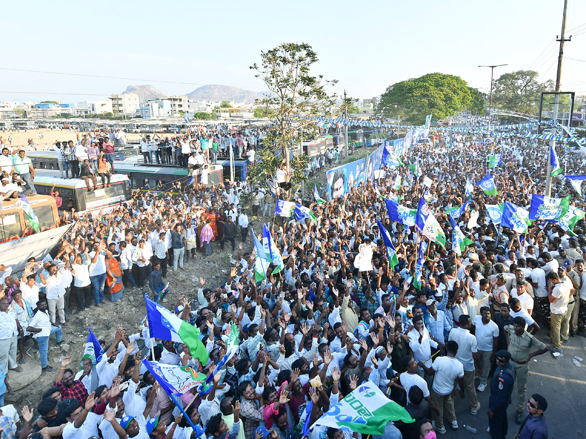 AP CM Y.S Jagan Mohan Reddy At Madanapalle Memantha Siddham Public Meeting Photos - Sakshi17