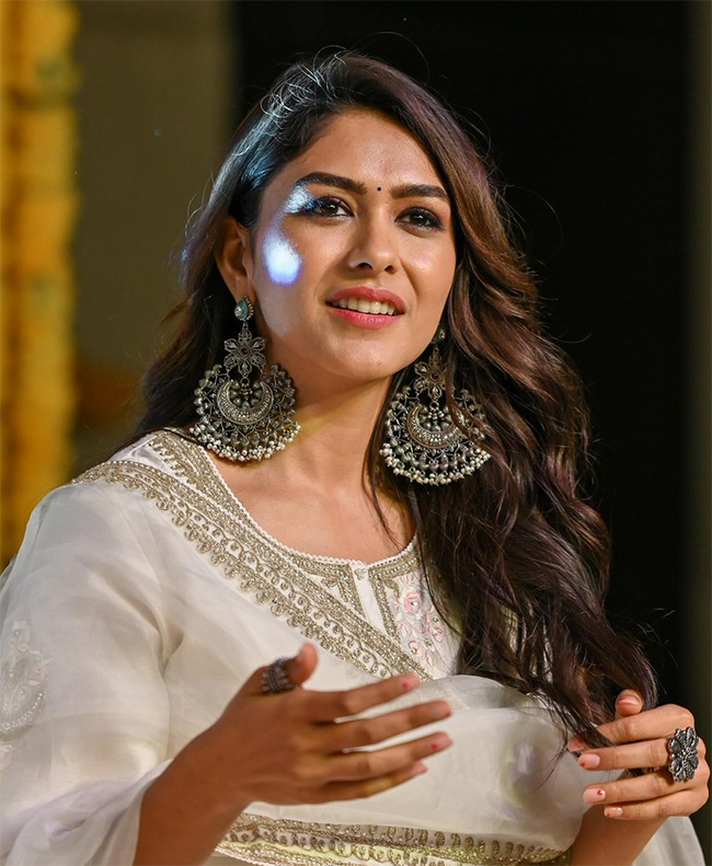 Actress Mrunal Thakur Stills - Sakshi6