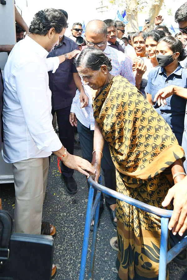 CM YS Jagan Memantha Siddham Bus Yatra Day 6 At Annamayya District Photos - Sakshi14