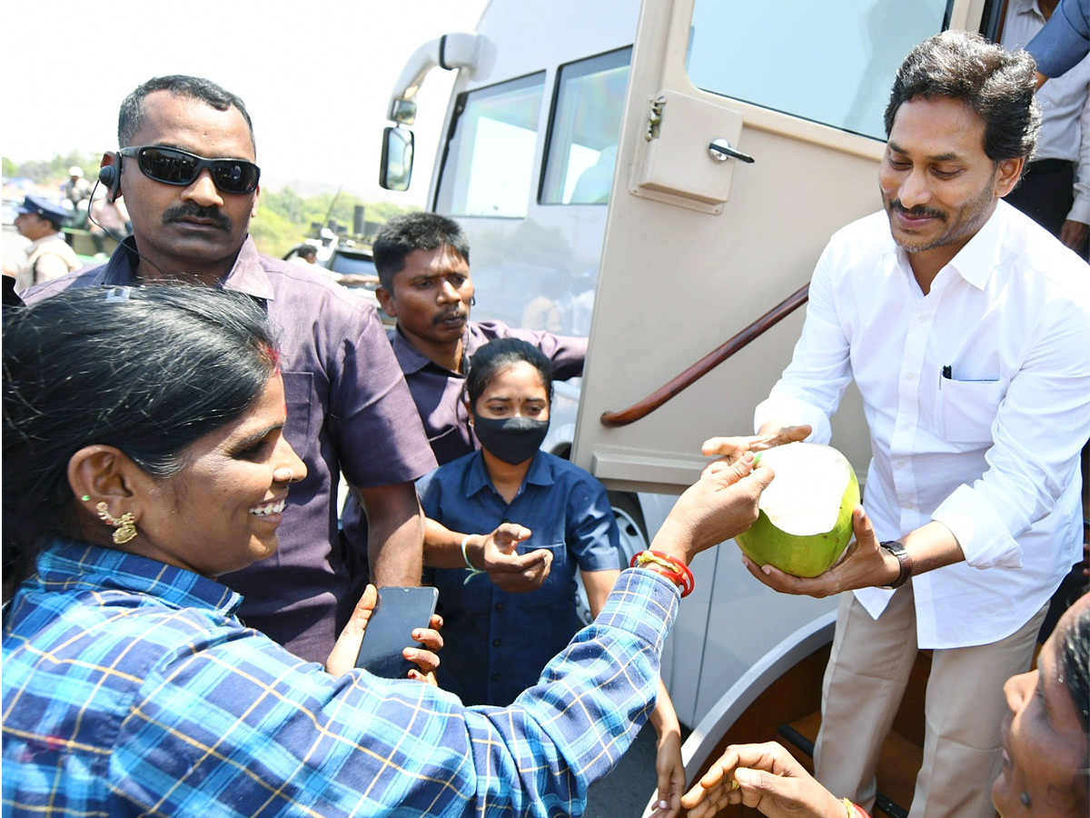 CM YS Jagan Memantha Siddham Bus Yatra Day 6 At Annamayya District Photos - Sakshi18