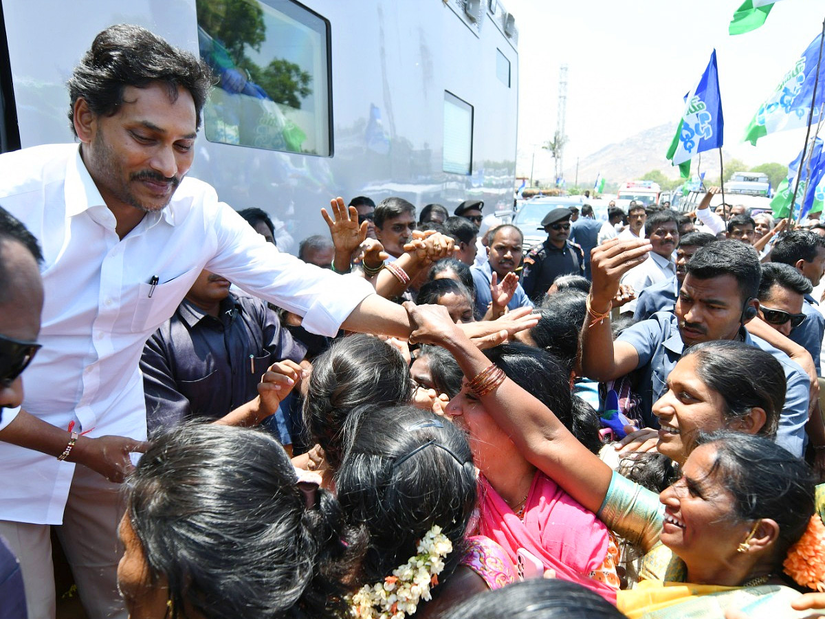 CM YS Jagan Memantha Siddham Bus Yatra Day 6 At Annamayya District Photos - Sakshi21