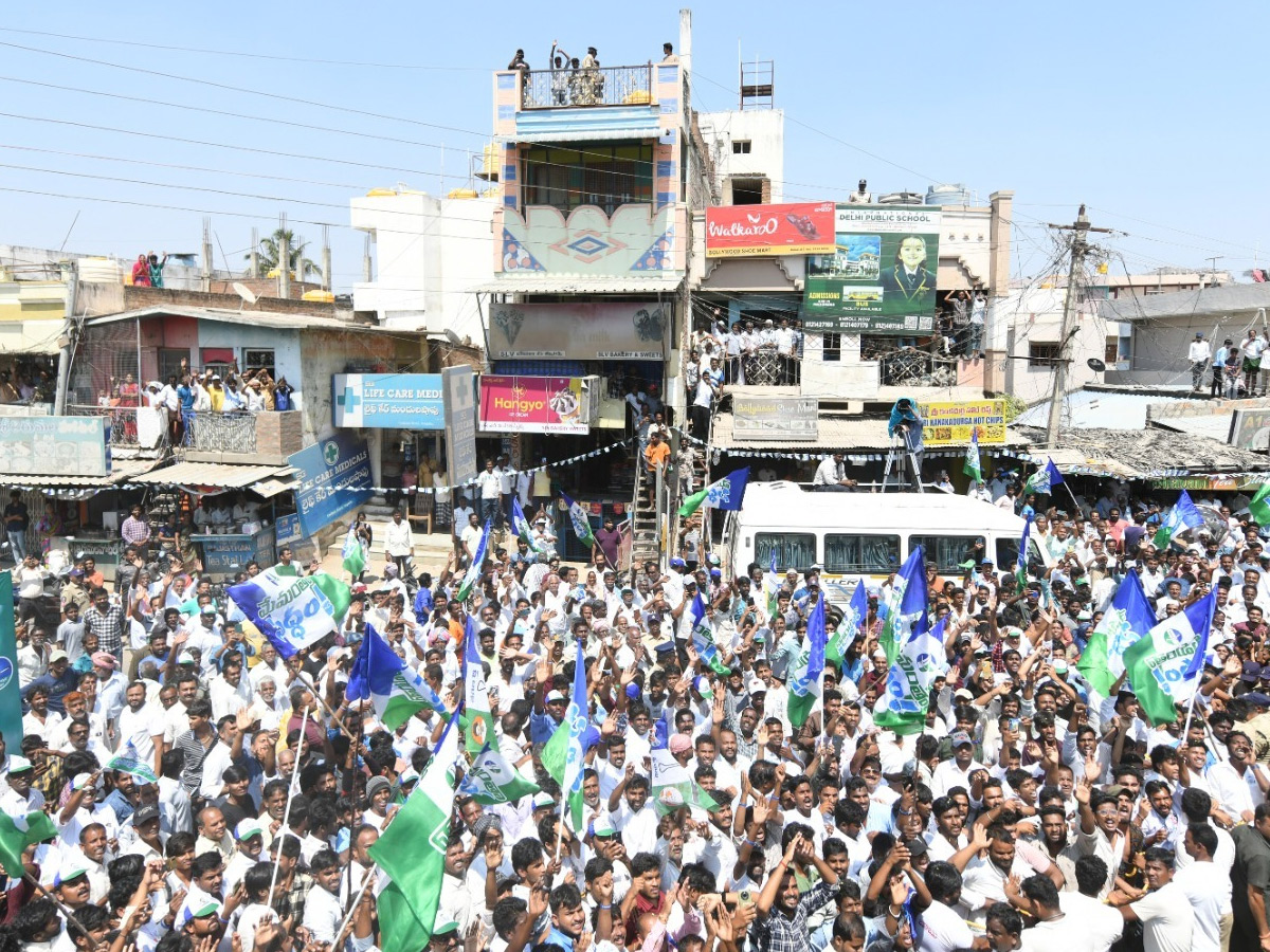 CM YS Jagan Memantha Siddham Bus Yatra Day 6 At Annamayya District Photos - Sakshi10