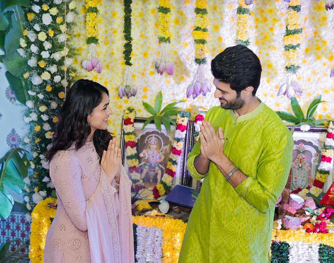 Tollywood Hero Vijay Devarakonda Family star HD Stills - Sakshi22