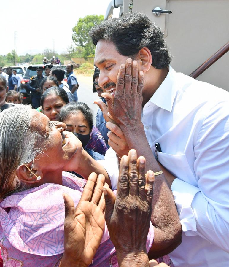 ys jagan mohan reddy Memantha Siddham 6Day at Annamayya District - Sakshi16