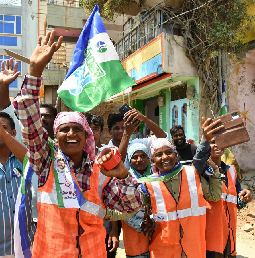 ys jagan mohan reddy Memantha Siddham 6Day at Annamayya District - Sakshi17