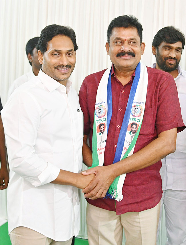 ys jagan mohan reddy Memantha Siddham 6Day at Annamayya District - Sakshi9