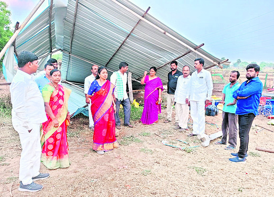 రాజాపేట మండలం జాల గ్రామంలో బాధితులతో మాట్లాడుతున్న గొంగిడి సునీత
2