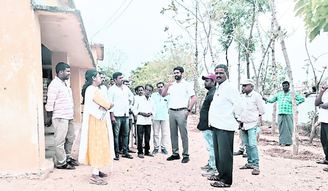 యాడారంలో పాఠశాలను పరిశీలిస్తున్న కలెక్టర్‌1