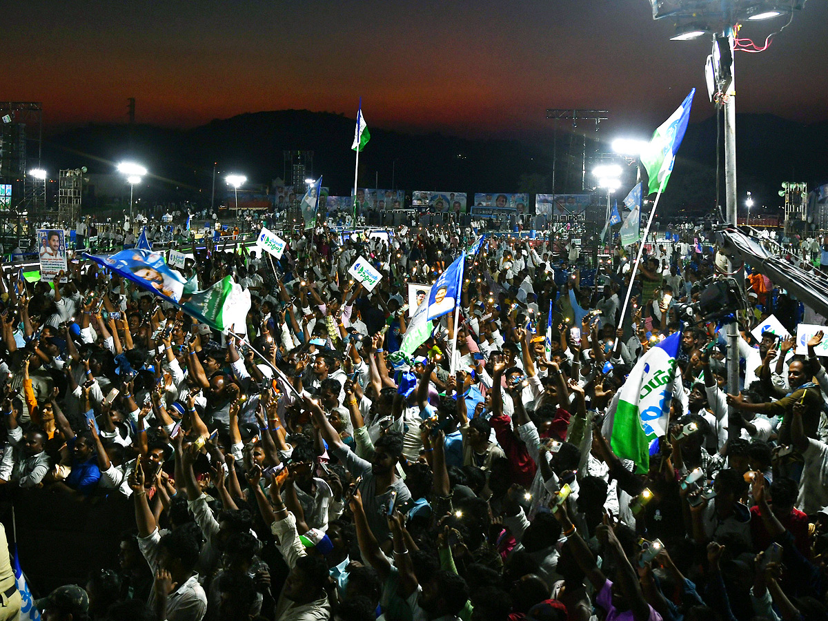 AP CM YS Jagan Memantha Siddham Public Meeting at Puthalapattu Photos - Sakshi4