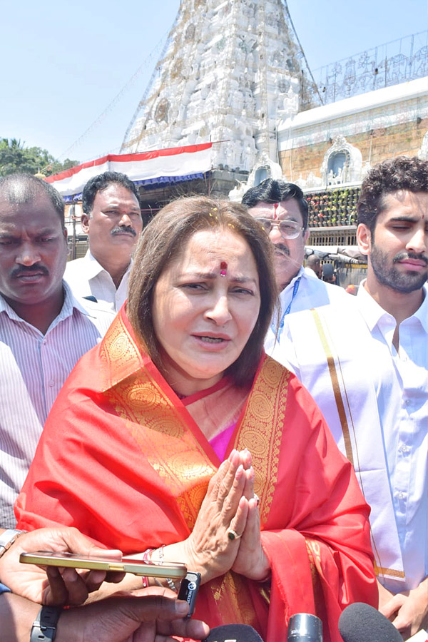 Actress Jaya Prada Visits Tirumala Srivari Temple Photos - Sakshi5