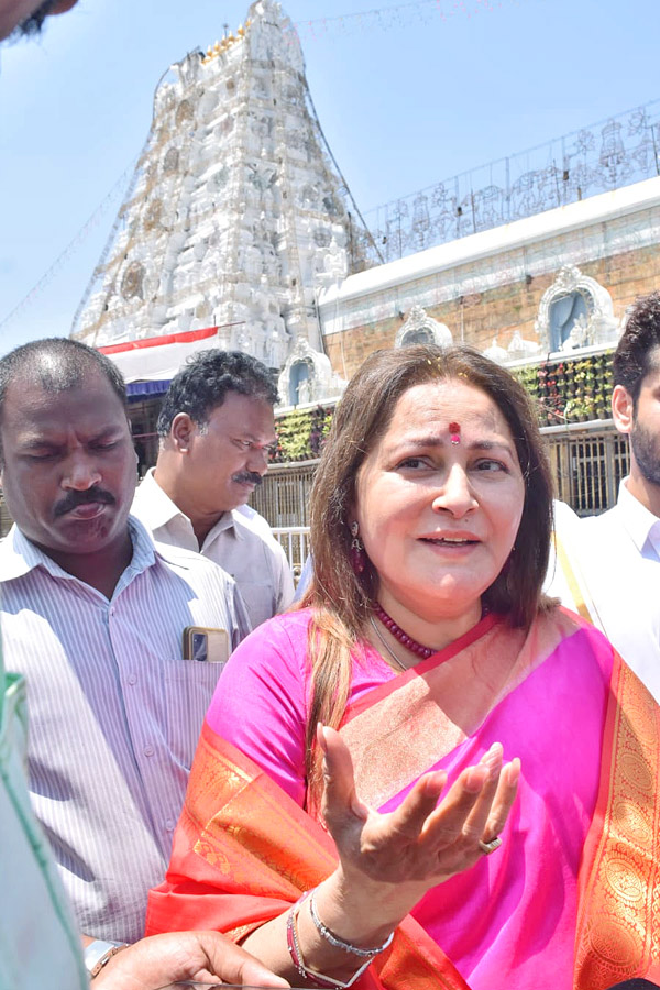 Actress Jaya Prada Visits Tirumala Srivari Temple Photos - Sakshi8